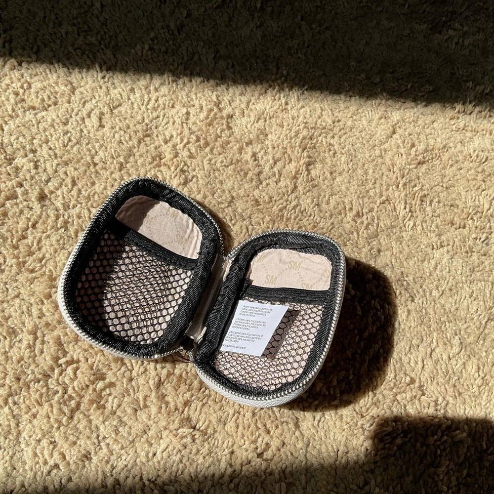 Steve Madden coin purse Compact Black and Cream Mesh Travel Case
